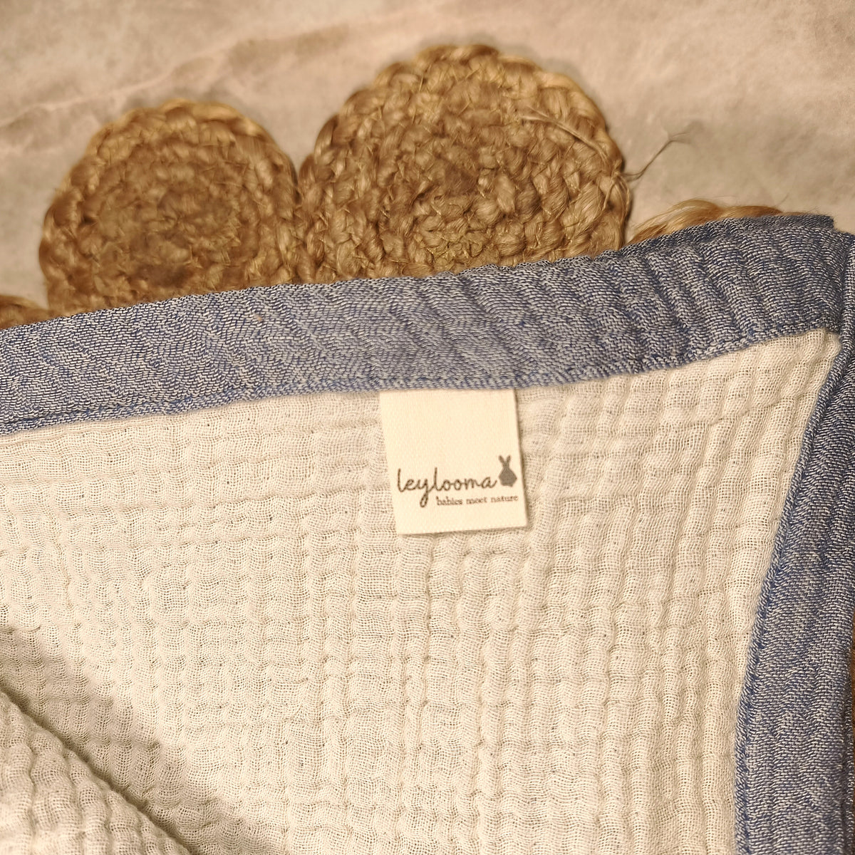 Musselindecke Taubenblau, Detail mit leylooma Etikett